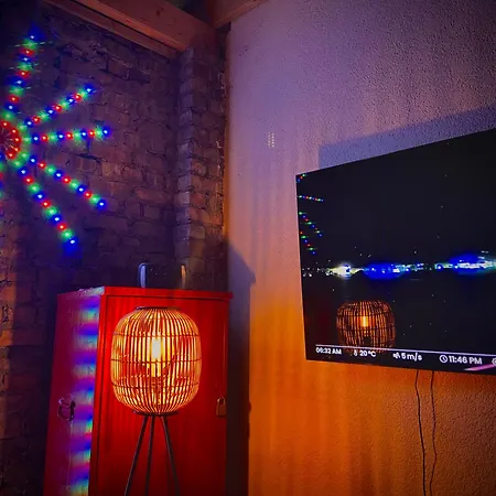 Апартаменты Designer Tiny House With Wraparound Sun Terrace & Garden Lounge Берлин