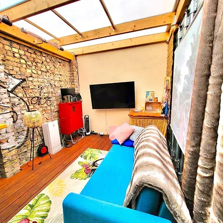 Апартаменты Designer Tiny House With Wraparound Sun Terrace & Garden Lounge