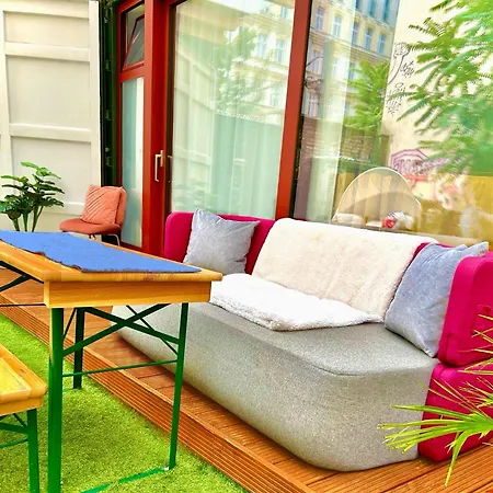 Appartement Designer Tiny House With Wraparound Sun Terrace & Garden Lounge Berlijn