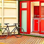 Designer Tiny House With Wraparound Sun Terrace & Garden Lounge *