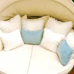 Designer Tiny House With Wraparound Sun Terrace & Garden Lounge