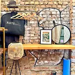 Designer Tiny House With Wraparound Sun Terrace & Garden Lounge