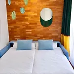 Designer Tiny House With Wraparound Sun Terrace & Garden Lounge *